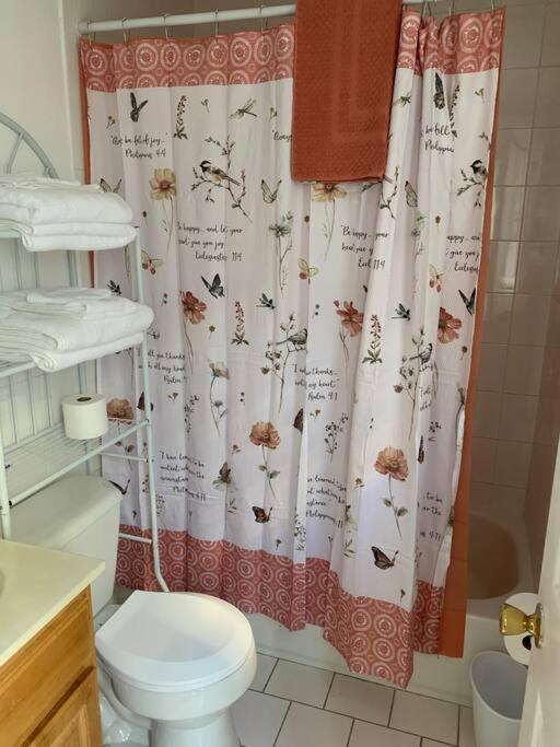 ניו יורק Large 3-Bedrooms/2-Bath Apt, One Block To Train מראה חיצוני תמונה