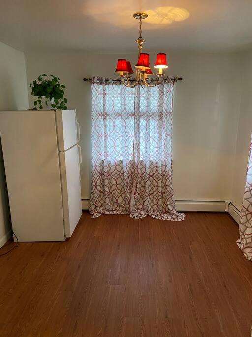 ניו יורק Large 3-Bedrooms/2-Bath Apt, One Block To Train מראה חיצוני תמונה