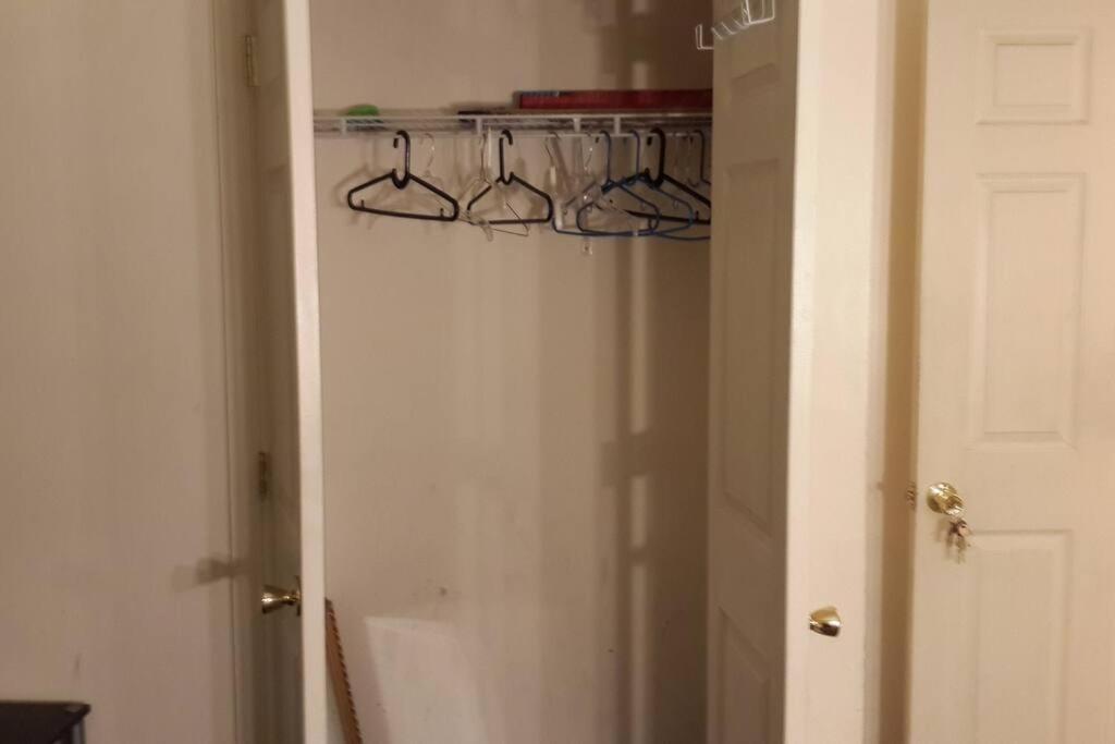 ניו יורק Large 3-Bedrooms/2-Bath Apt, One Block To Train מראה חיצוני תמונה
