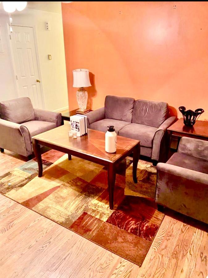 ניו יורק Large 3-Bedrooms/2-Bath Apt, One Block To Train מראה חיצוני תמונה