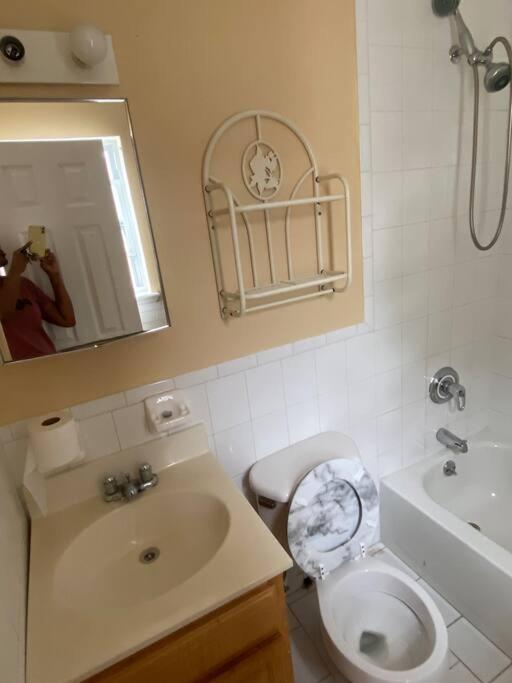 ניו יורק Large 3-Bedrooms/2-Bath Apt, One Block To Train מראה חיצוני תמונה