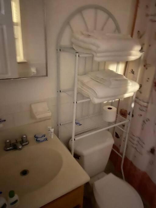 ניו יורק Large 3-Bedrooms/2-Bath Apt, One Block To Train מראה חיצוני תמונה