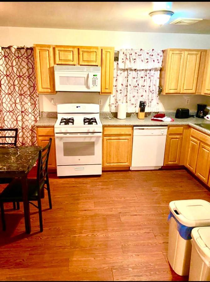 ניו יורק Large 3-Bedrooms/2-Bath Apt, One Block To Train מראה חיצוני תמונה