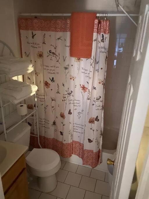 ניו יורק Large 3-Bedrooms/2-Bath Apt, One Block To Train מראה חיצוני תמונה