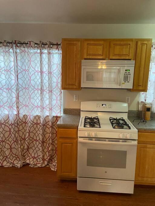 ניו יורק Large 3-Bedrooms/2-Bath Apt, One Block To Train מראה חיצוני תמונה