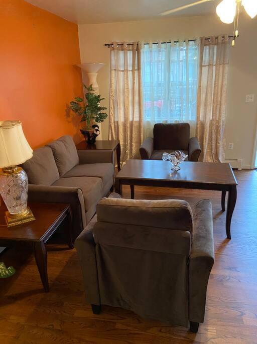 ניו יורק Large 3-Bedrooms/2-Bath Apt, One Block To Train מראה חיצוני תמונה