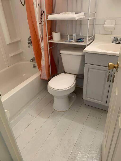 ניו יורק Large 3-Bedrooms/2-Bath Apt, One Block To Train מראה חיצוני תמונה