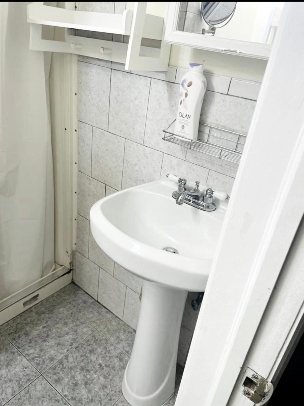 ניו יורק Large 3-Bedrooms/2-Bath Apt, One Block To Train מראה חיצוני תמונה