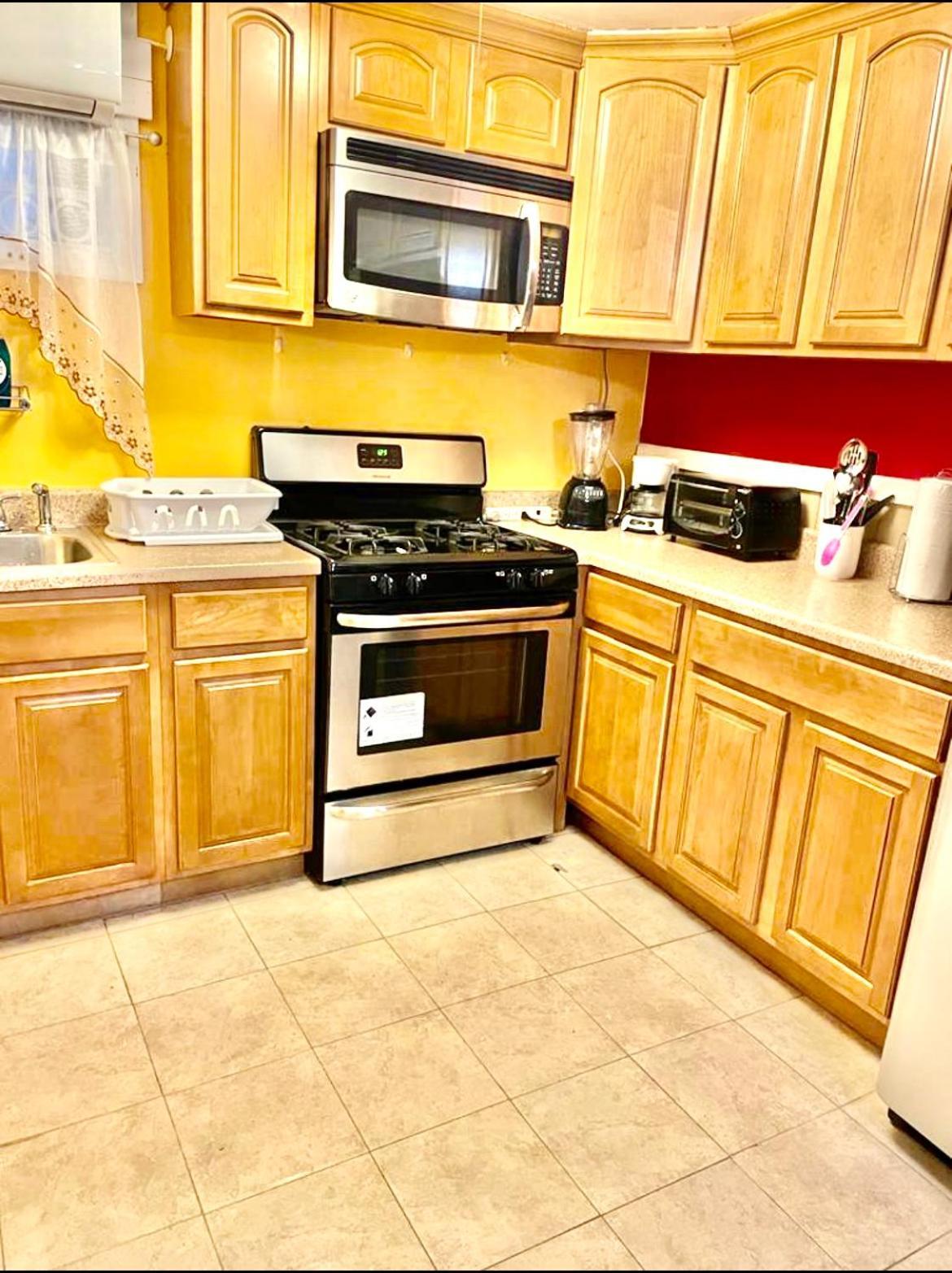 ניו יורק Large 3-Bedrooms/2-Bath Apt, One Block To Train מראה חיצוני תמונה